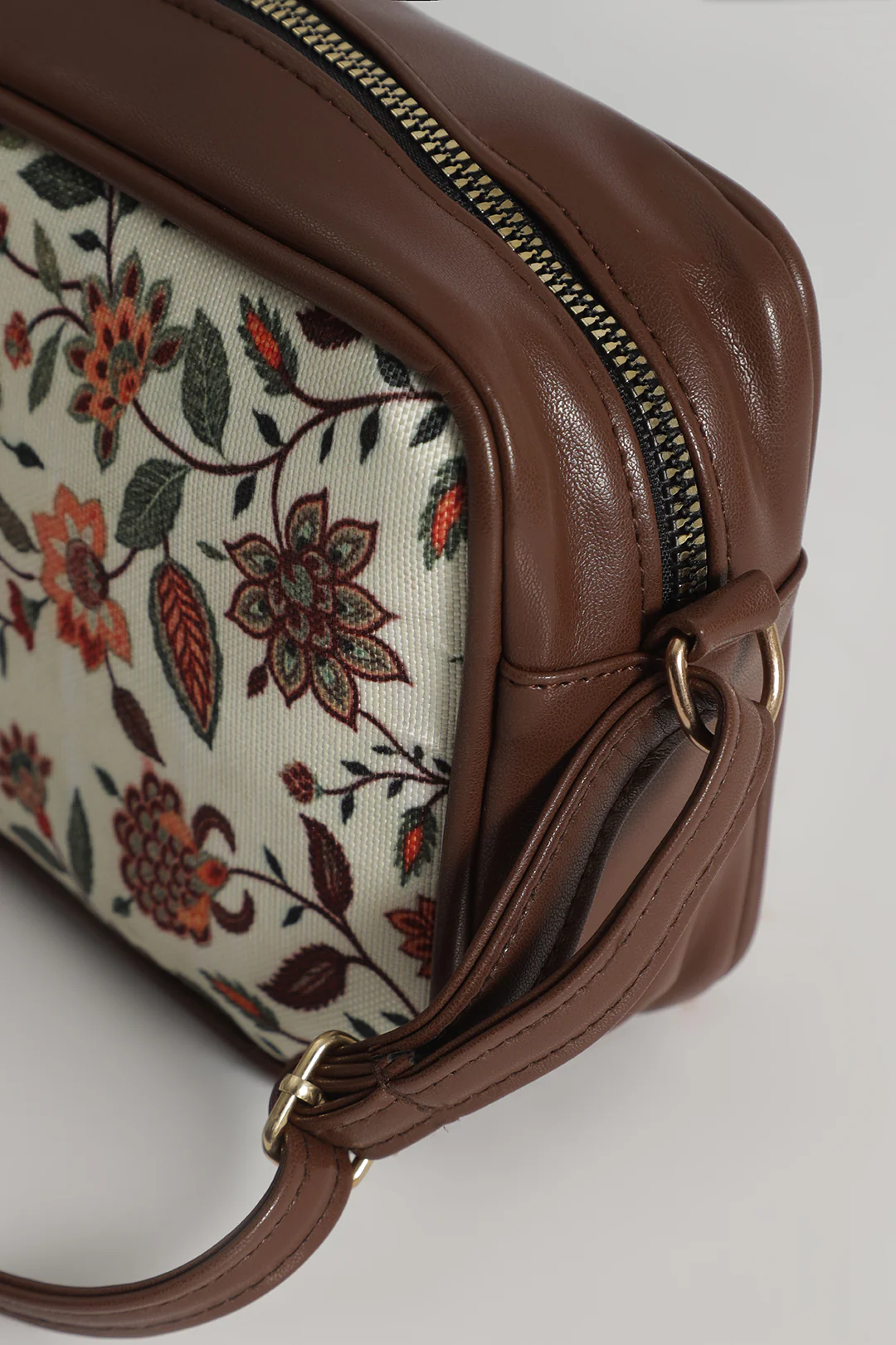 Cross-Body Bags - E562 - Image 3