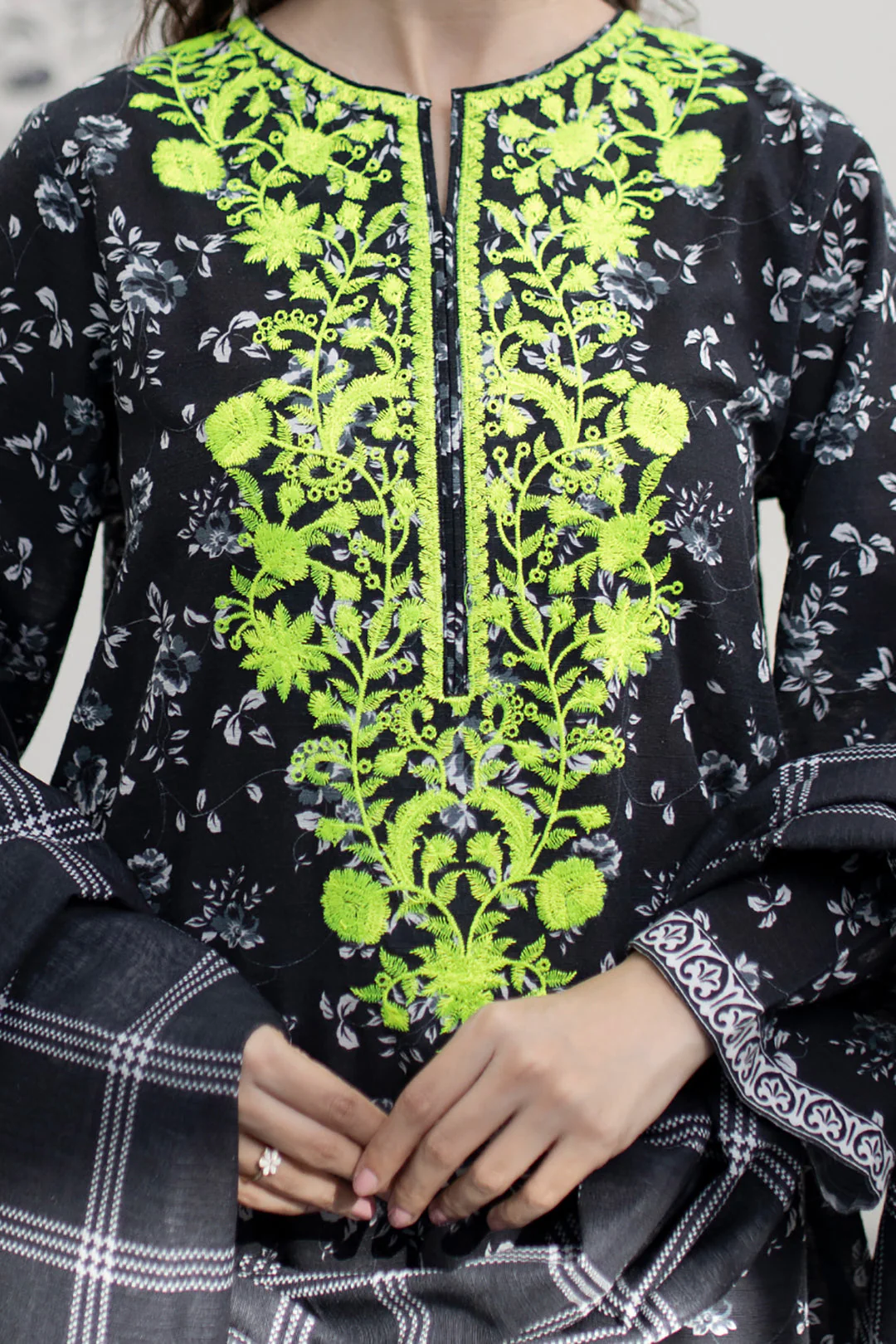 Embroidered Kurta Dupatta - 1525 - Image 4