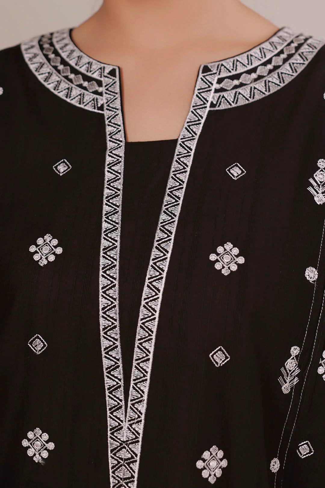 Embroidered Kurta - 2618 - Image 3