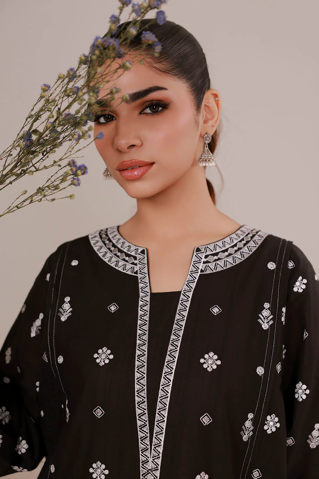 Embroidered Kurta - 2618 - Image 4